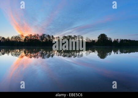 Wolken reflektiert im Fluss bei Sunrise, Mains, Obernburg, Untermain, Spessart, Franken, Bayern, Deutschland Stockfoto