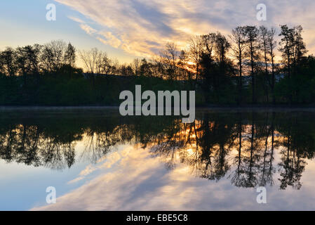 Wolken reflektiert im Fluss bei Sunrise, Mains, Obernburg, Untermain, Spessart, Franken, Bayern, Deutschland Stockfoto