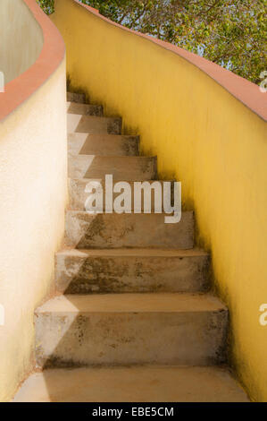 Treppen mit gelben Wänden im Tempelbereich, Wewurukannala Vihara Tempel, Dikwella, Distrikt Matara, Sri Lanka Stockfoto