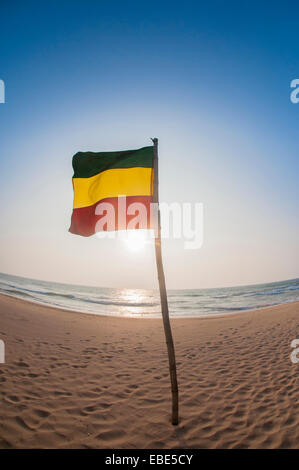 Deutsche Flagge auf Stick im Sand am Strand gegen blauen Himmel, Indischer Ozean, Bentota, Distrikt Galle, südlichen Provinz, Sri Lanka Stockfoto