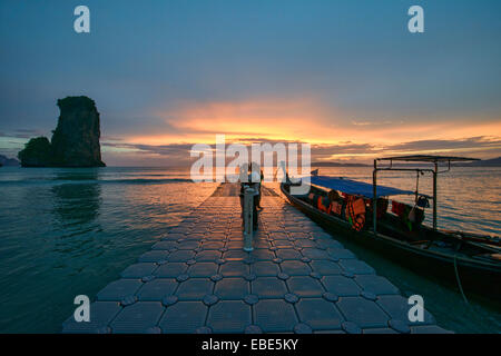 Küssen auf dem Pier, Pai Plong Bay, Ao Nang, Thailand Stockfoto