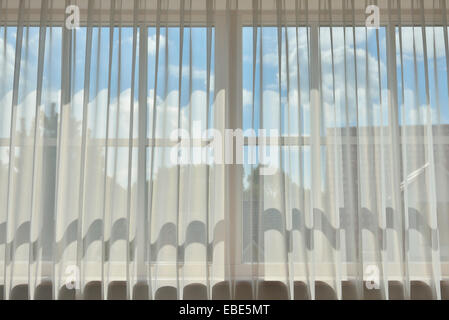 Sky zeigt hinter Vorhang am Fenster, Deutschland Stockfoto