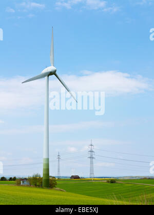 Windturbine mit Hochspannungs-Türme im Hintergrund, Weserbergland, North Rhine-Westphalia, Deutschland Stockfoto