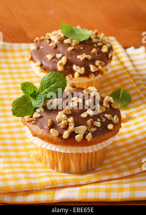 Haselnuss-Muffins mit Schokoladenglasur Stockfoto