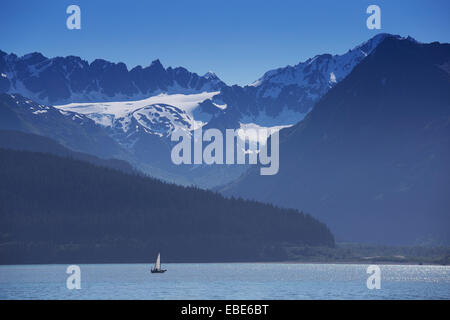 Segelboot auf Resurrection Bay, Seward, Alaska, USA Stockfoto
