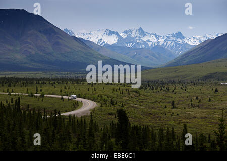 Straße durch Denali Nationalpark, Alaska, USA Stockfoto