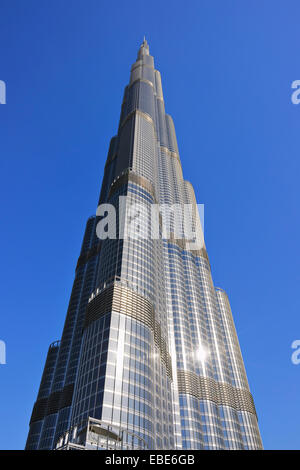 Nachschlagen von Sonne reflektiert Burj Khalifa mit blauem Himmel, Dubai, Vereinigte Arabische Emirate Stockfoto