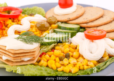 Snacks mit Gemüse, Cracker und Käse Sahne auf Platte. Stockfoto