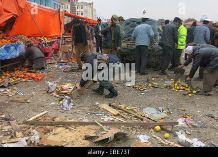 Mazar. 28. November 2014. Afghanische Sicherheitskräfte untersuchen die Website von Blast in Mazar Provinz im Norden Afghanistans, 28. November 2014. Drei Zivilisten wurden verletzt, als eine Bombenexplosion einen Basar Freitag in Mazar-e-Sharif Nordstadt Afghanistans erschüttert, teilte die Polizei mit. © Azorda/Xinhua/Alamy Live-Nachrichten Stockfoto