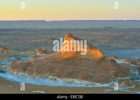 Felsformation bei Sonnenaufgang in die Weiße Wüste, libysche Wüste, die Wüste Sahara, New Valley Governorate, Ägypten Stockfoto