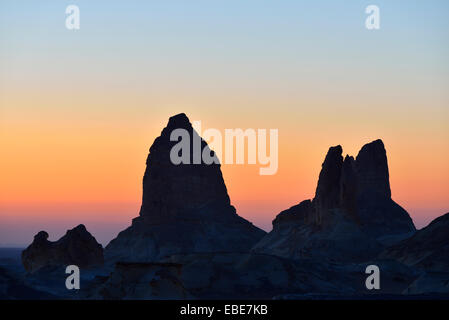 Silhouette der Felsformationen im Morgengrauen in die Weiße Wüste, libysche Wüste, die Wüste Sahara, New Valley Governorate, Ägypten Stockfoto