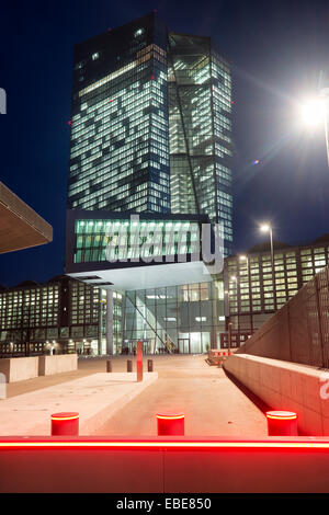 Frankfurt, Deutschland, Eingang des neuen europäischen Central Bank Building in der Abenddämmerung Stockfoto