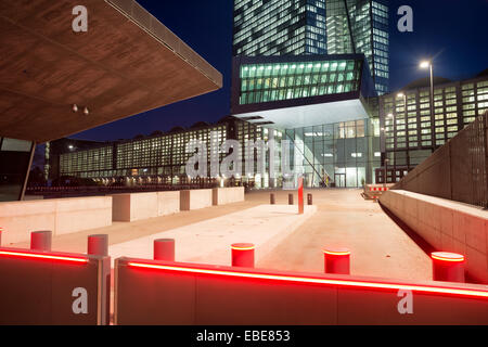 Frankfurt, Deutschland, Eingang von der Europäischen zentral Bank Neubau in der Abenddämmerung Stockfoto