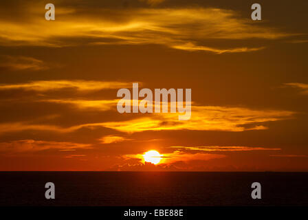 Roter Sonnenuntergang Himmel mit dramatische Wolken Stockfoto