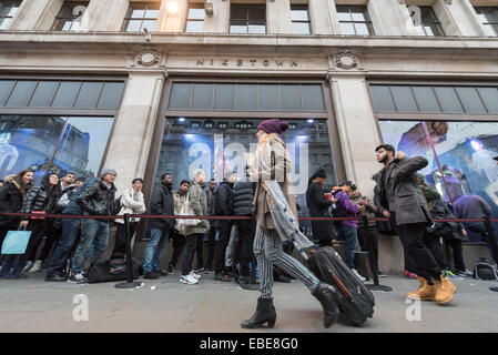 Oxford Street, London, UK. 28. November 2014.  Lebhaftes Geschäft heute am schwarzen Freitag im Zentrum von London dürfte einer der verkehrsreichsten Einkaufstage des Jahres von Einzelhandel Analysten zu rechnen ist. Im Bild: Kunden warten, um in den Nike Store am Oxford Circus. Bildnachweis: Lee Thomas/Alamy Live-Nachrichten Stockfoto