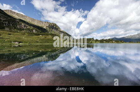 Landschaft spiegelt sich im See Colbricon, Dolomiten - Trentino Stockfoto