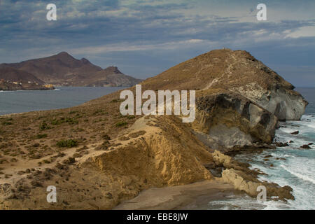 Cabo de Gata Genoveses Beach mit Blick auf San Jose Dorf zeigt die Felsformationen.   Cerro El Fraile in Ferne Stockfoto