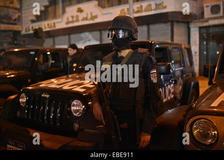 Kairo, Ägypten. 28. November 2014. Ägyptische Sicherheitskräfte nehmen Sicherheitsmaßnahmen nach dem Aufruf der Salafi Bewegung für "Muslimische Jugend Intifada" regierungsfeindlichen Demonstrationen gegen das Regime des ägyptischen Präsidenten Abdel Fattah as-Sisi in Faisal Bezirk von Gizeh, Ägypten am 28. November 2014 © Amr Sayed/APA Bilder/ZUMA Draht/Alamy Live News Stockfoto