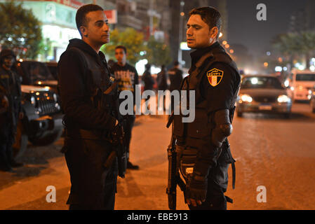 Kairo, Ägypten. 28. November 2014. Ägyptische Sicherheitskräfte nehmen Sicherheitsmaßnahmen nach dem Aufruf der Salafi Bewegung für "Muslimische Jugend Intifada" regierungsfeindlichen Demonstrationen gegen das Regime des ägyptischen Präsidenten Abdel Fattah as-Sisi in Faisal Bezirk von Gizeh, Ägypten am 28. November 2014 © Amr Sayed/APA Bilder/ZUMA Draht/Alamy Live News Stockfoto