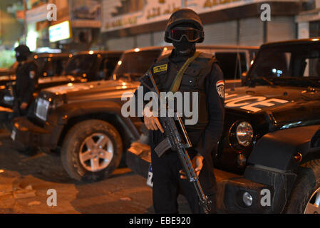Kairo, Ägypten. 28. November 2014. Ägyptische Sicherheitskräfte nehmen Sicherheitsmaßnahmen nach dem Aufruf der Salafi Bewegung für "Muslimische Jugend Intifada" regierungsfeindlichen Demonstrationen gegen das Regime des ägyptischen Präsidenten Abdel Fattah as-Sisi in Faisal Bezirk von Gizeh, Ägypten am 28. November 2014 © Amr Sayed/APA Bilder/ZUMA Draht/Alamy Live News Stockfoto