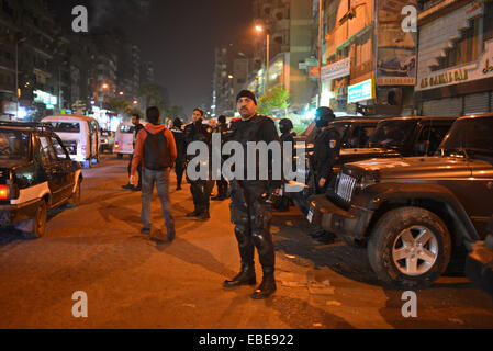 Kairo, Ägypten. 28. November 2014. Ägyptische Sicherheitskräfte nehmen Sicherheitsmaßnahmen nach dem Aufruf der Salafi Bewegung für "Muslimische Jugend Intifada" regierungsfeindlichen Demonstrationen gegen das Regime des ägyptischen Präsidenten Abdel Fattah as-Sisi in Faisal Bezirk von Gizeh, Ägypten am 28. November 2014 © Amr Sayed/APA Bilder/ZUMA Draht/Alamy Live News Stockfoto