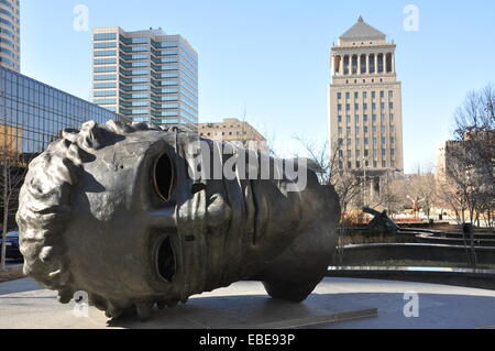 Eros Bendato Skulptur von Igor Mitoraj im Stadtgarten St Louis. Stockfoto