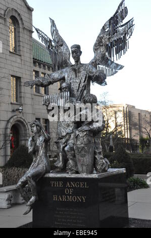 Engel der Harmonie Skulptur auf der Seite rasen auf den Dom der Basilika von Saint Louis, Missouri. Stockfoto