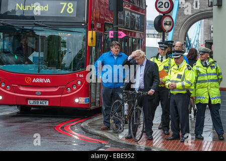 Londoner Bürgermeister Boris Johnson tritt Metropolitan Police Officers für eine Sicherheit Straßenbetrieb. Betrieb Safeway wurde entwickelt, um eine Flut von Radfahrer Todesfälle in der Hauptstadt zu bekämpfen. Die Regelung umfasst Offiziere das Metropolitan Polizei Verkehr Command and Safe Stockfoto