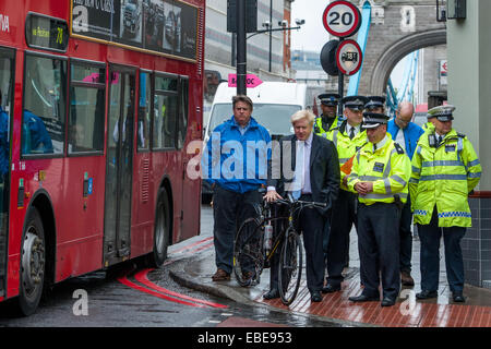 Londoner Bürgermeister Boris Johnson tritt Metropolitan Police Officers für eine Sicherheit Straßenbetrieb. Betrieb Safeway wurde entwickelt, um eine Flut von Radfahrer Todesfälle in der Hauptstadt zu bekämpfen. Die Regelung umfasst Offiziere das Metropolitan Polizei Verkehr Command and Safe Stockfoto