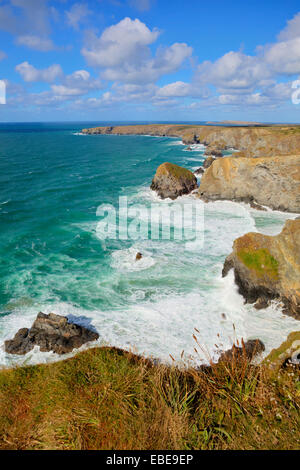 Kornischen Nordküste Bedruthan Schritte Cornwall England UK in der Nähe von Newquay auf einem schönen sonnigen blauen Himmel Tag blaue Meer Stockfoto