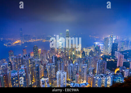 Hong Kong. Bild von Hong Kong mit vielen Wolkenkratzern in blauen Dämmerstunde. Stockfoto