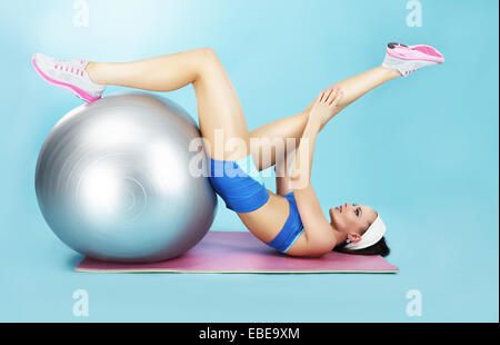Wellness-Konzept. Frau in Sportkleidung mit Sportgeräten Stockfoto