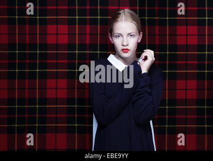 Trendige junge Frau über abstrakten Stoff Hintergrund Stockfoto