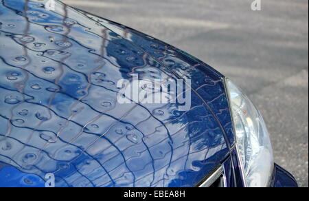 Hautnah am beschädigten Auto wegen Hagel Stockfoto