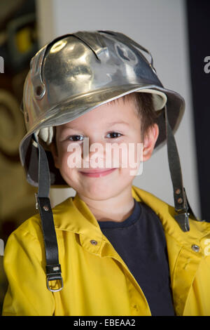 Niedlichen kleinen Jungen als Feuerwehrmann verkleidet Stockfoto