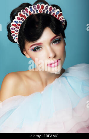 Künstlerisch Woman mit fantastischen Make-up und Diadem Stockfoto