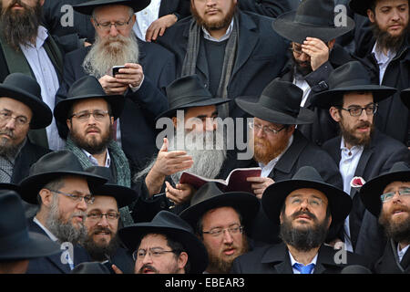 Eine Gruppe von orthodoxen Rabbinern jüdische Gesetz zu einem Gruppenfoto auf der Convention der Lubawitscher Emissäre in New York diskutieren Stockfoto