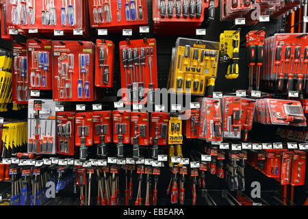 Eine Darstellung der kleine Handwerkzeuge für den Verkauf in einem Baumarkt-Geschäft in College Point, Queens, New York. Stockfoto