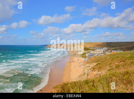 Watergate Bay Cornwall England UK Cornish Nordküste in der Nähe von Newquay und Padstow auf einer sonnigen blauen Himmel Tag beliebter Surfstrand Stockfoto