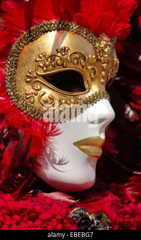 Hautnah auf goldenen und roten Maske mit Federn am venezianischen Karneval 2014 von Annecy, Frankreich Stockfoto