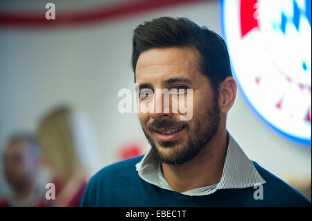 Berlin, Deutschland. 29. November 2014. Claudio Pizarro, Spieler der deutschen Fußball-Bundesliga-Fußball-Club FC Bayern München, stellt während der Eröffnungsfeier der Fan-Shop seines Vereins in der Mall Berlin in Berlin, Deutschland, 29. November 2014. Foto: Paul Zinken/Dpa/Alamy Live News Stockfoto