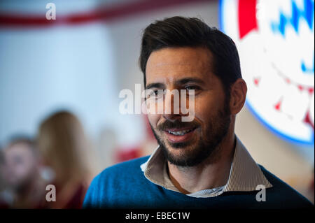 Berlin, Deutschland. 29. November 2014. Claudio Pizarro, Spieler der deutschen Fußball-Bundesliga-Fußball-Club FC Bayern München, stellt während der Eröffnungsfeier der Fan-Shop seines Vereins in der Mall Berlin in Berlin, Deutschland, 29. November 2014. Foto: Paul Zinken/Dpa/Alamy Live News Stockfoto