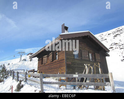 Die Szene ist das Zillertal (Zillertal), speziell der Bereich in der Nähe von Mayrhofen, Österreich. Diese kleine Hütte ist entlang der "Winter W Stockfoto