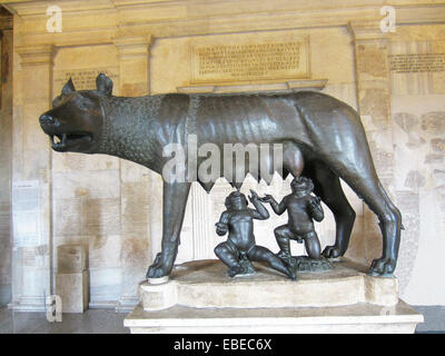 Dieser Bronze Wolf hatte gedacht, seit Jahrhunderten auf die Etrusker, 7. Jahrhundert v. Chr. Die jungen Zwillinge Romulus repräsentieren ein Stockfoto