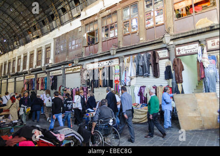 Ganz normaler Tag im Souq Al-Hamidiyah in der Altstadt von Damaskus. Basar ist der größte Souk Souk Al-Thawra beginnt Syria.The Stockfoto