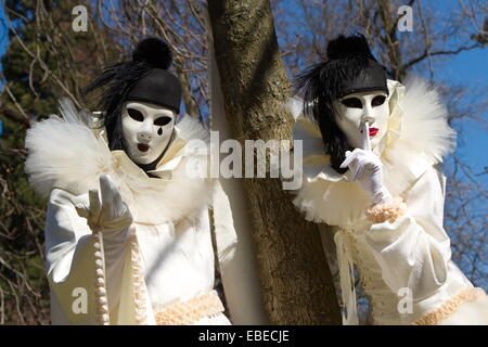 Schwarz / weiß Pierrot paar am 2014 Annecy venezianischen Karneval, Frankreich Stockfoto