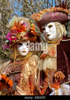 Schöne bunte paar beim venezianischen Karneval 2014 von Annecy, Frankreich Stockfoto