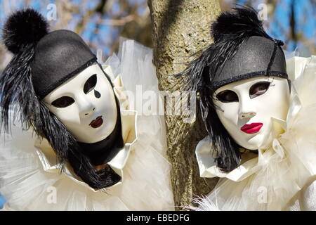 Schwarz / weiß Pierrot paar am 2014 Annecy venezianischen Karneval, Frankreich Stockfoto
