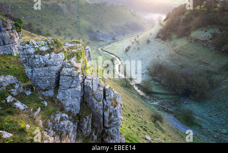 Ein Wintermorgen am Lathkill Dale in der Peak District National Park, Derbyshire. Stockfoto