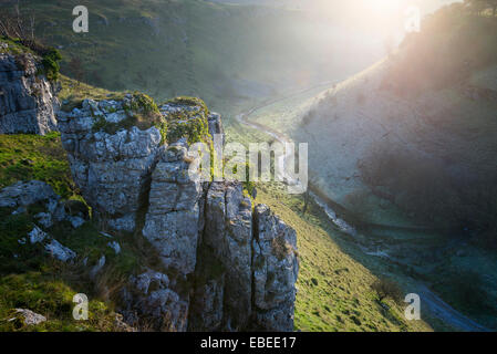 Ein Wintermorgen am Lathkill Dale in der Peak District National Park, Derbyshire. Stockfoto